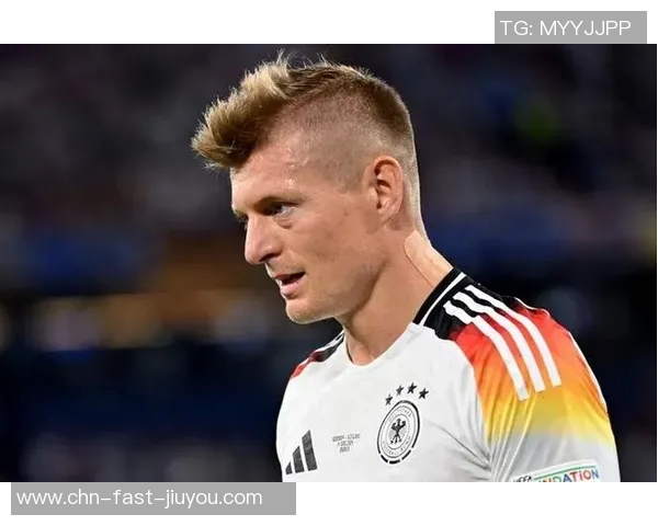 德国队足球明星克罗斯的辉煌职业生涯与场上精彩瞬间回顾